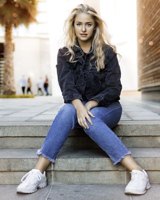 坐在水泥地板上的女人