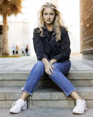 坐在水泥地板上的女人