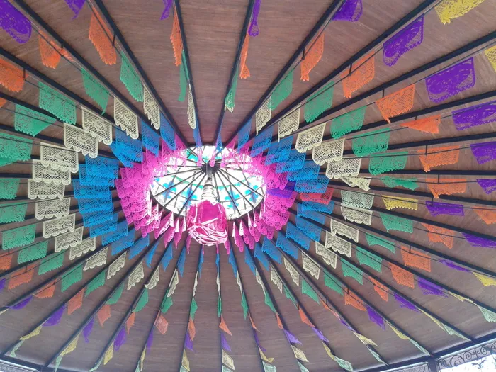 papel picado,kiosk,coyoacán,多色,图案,室内,无人,全框架 papel picado,kiosk,coyoacán,多色,图案,室内,无人,全框架