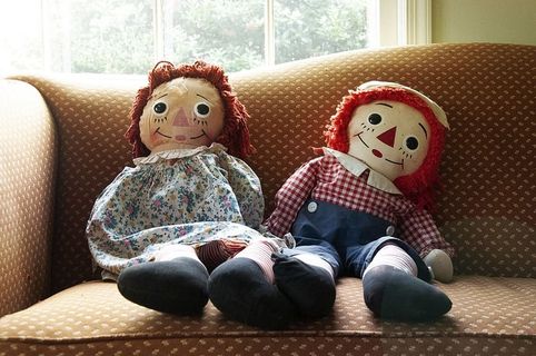 沙发，洋娃娃，玩具，家具，人，人，垫子，破烂