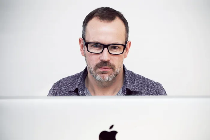 男，黑色，按钮顶，前，imac，男，成人，人