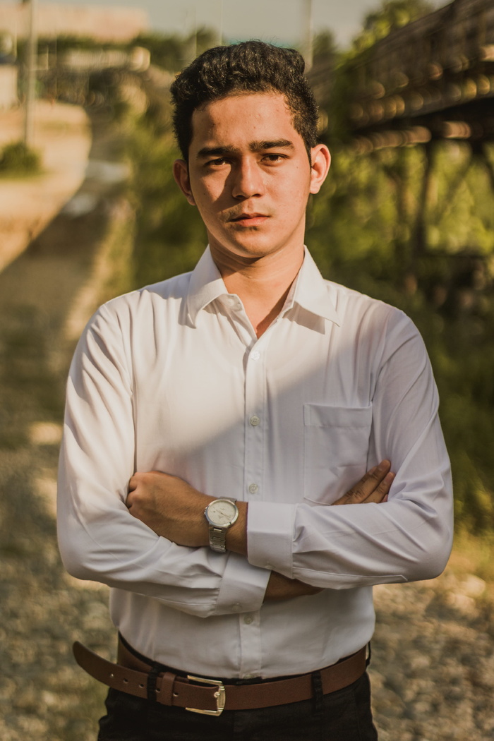 穿白色衬衫双臂交叉的男子