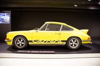 黄色保时捷卡雷拉