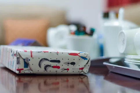 现在，包装纸，杯子，薄纱，模糊的背景，花园设备，聚焦前景，室内