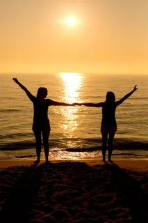 剪影，两个人，人，牵着，其他人的手，海滩，日落，天空