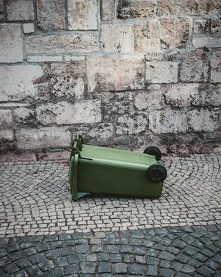 绿色垃圾桶、小路、人行道、人行道、鹅卵石、石板、砖