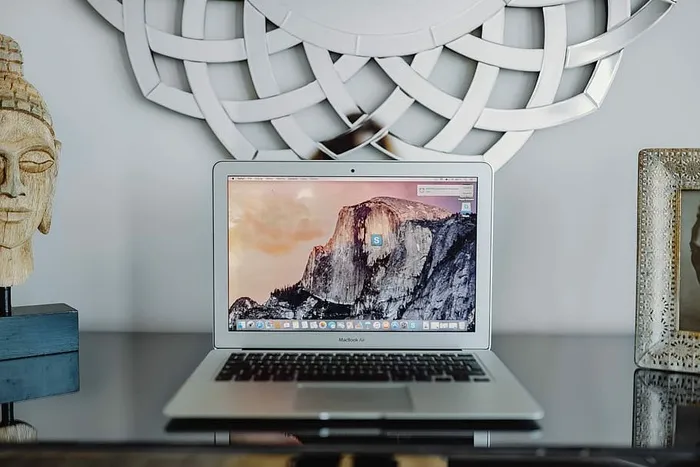 银苹果MacBook
