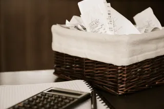 棕色，柳条篮子，黑色，科学，计算器，钱，钞票，储蓄