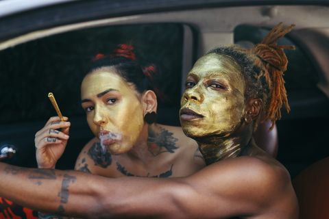 两个人用金色面漆