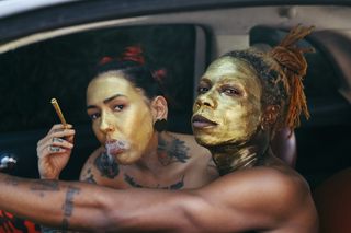 两个人用金色面漆