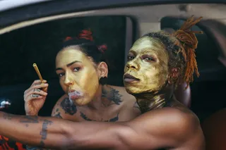 两个人用金色面漆