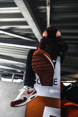 穿着夹克的人坐在柱子附近