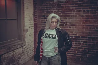 穿黑色皮夹克的女孩