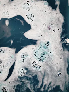 液体上的蓝色气泡 液体上的蓝色气泡