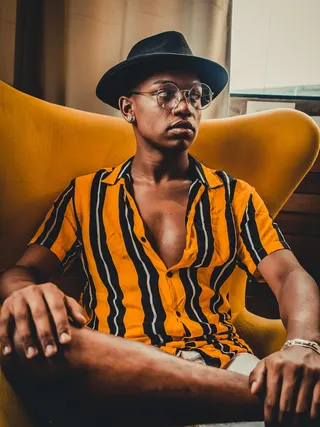 坐在椅子上向左边看的男人