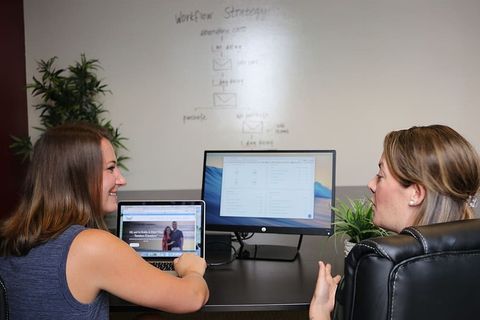 技术、沟通、办公室、两人、女性、年轻女性、室内、成人