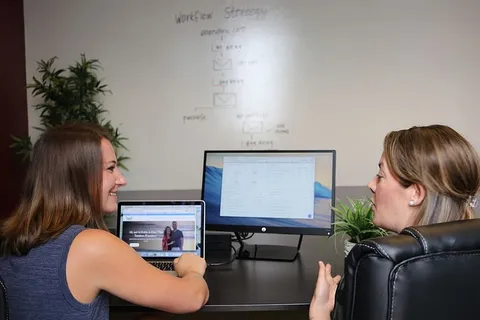 技术、沟通、办公室、两人、女性、年轻女性、室内、成人