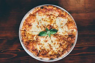 餐桌、食物、食物和饮料、新鲜度、即食、正上方、披萨、室内