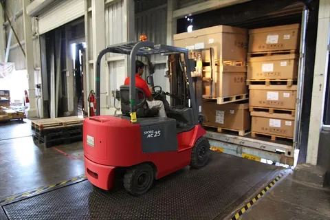 人、骑行、红色、灰色、叉车、仓库、机器、工人 人、骑行、红色、灰色、叉车、仓库、机器、工人