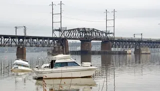 风暴过后苏斯奎哈纳河上的小船。