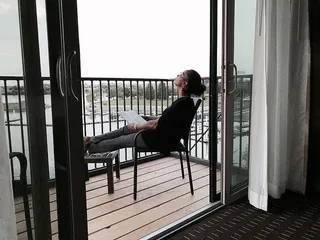 黑人女性，和平，阅读，放松，坐着，一个人，窗户，真人