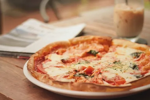 白色陶瓷盘子上的披萨