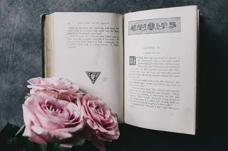 可爱的玫瑰、书和咖啡