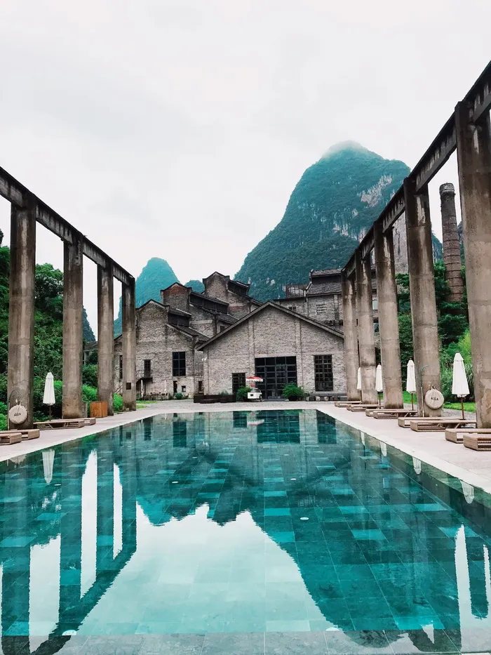 水池附近的柱子