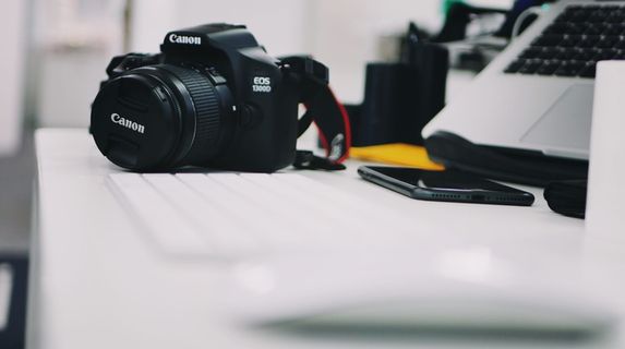 键盘旁单反相机的选择性聚焦摄影