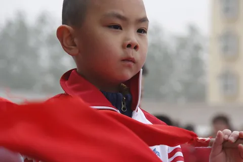 孩子们，敲鼓，不开心，什么，悲伤，端庄，专注，红色