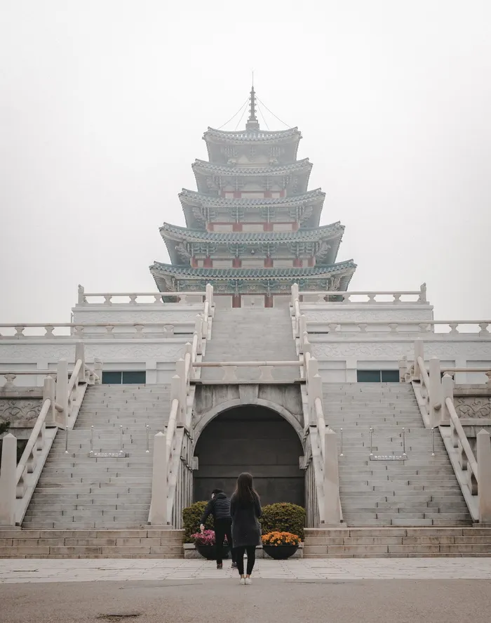 两个人站在庙前