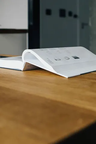 轻敲木桌上的目录