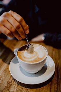 在咖啡馆的桌子上放一杯咖啡