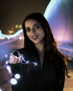 拿着灯串的女人 拿着灯串的女人
