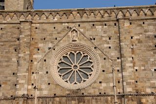 教堂、中庭、玫瑰窗、建筑、建筑结构、建筑外部、过去、低角度视图