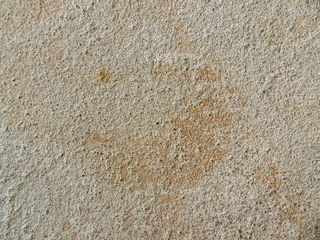 棕色和白色混凝土表面