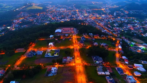 夜间拍摄的灯火房航拍照片