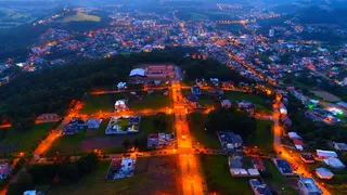 夜间拍摄的灯火房航拍照片
