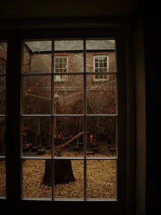 用斧头横穿木桩的白色玻璃板木门