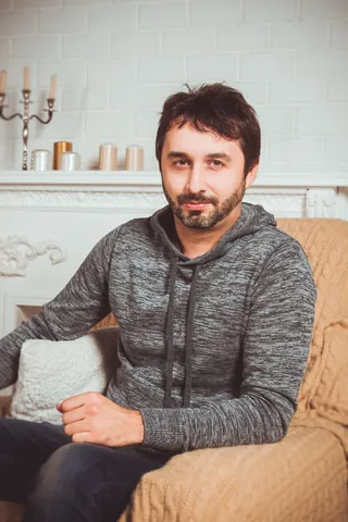 男人, 扶手椅, 室内, 肖像, 年轻, 浅色背景, 特写, 家伙