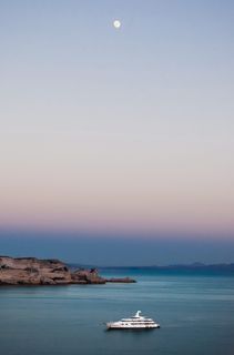 平静蓝天下的蓝海游轮