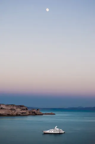 平静蓝天下的蓝海游轮