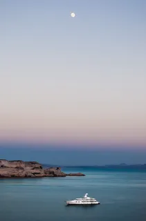 平静蓝天下的蓝海游轮 平静蓝天下的蓝海游轮