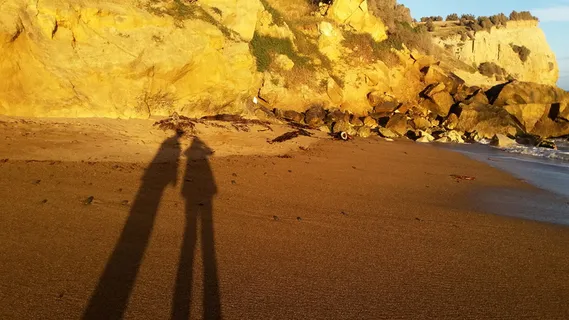 金崖，泥崖，长影，人影，海滩，沙滩，岩石，黄金时段