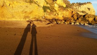 金崖，泥崖，长影，人影，海滩，沙滩，岩石，黄金时段