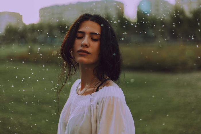穿绿色背景白衬衫的女人