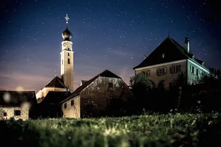 夜间白色和黑色混凝土结构