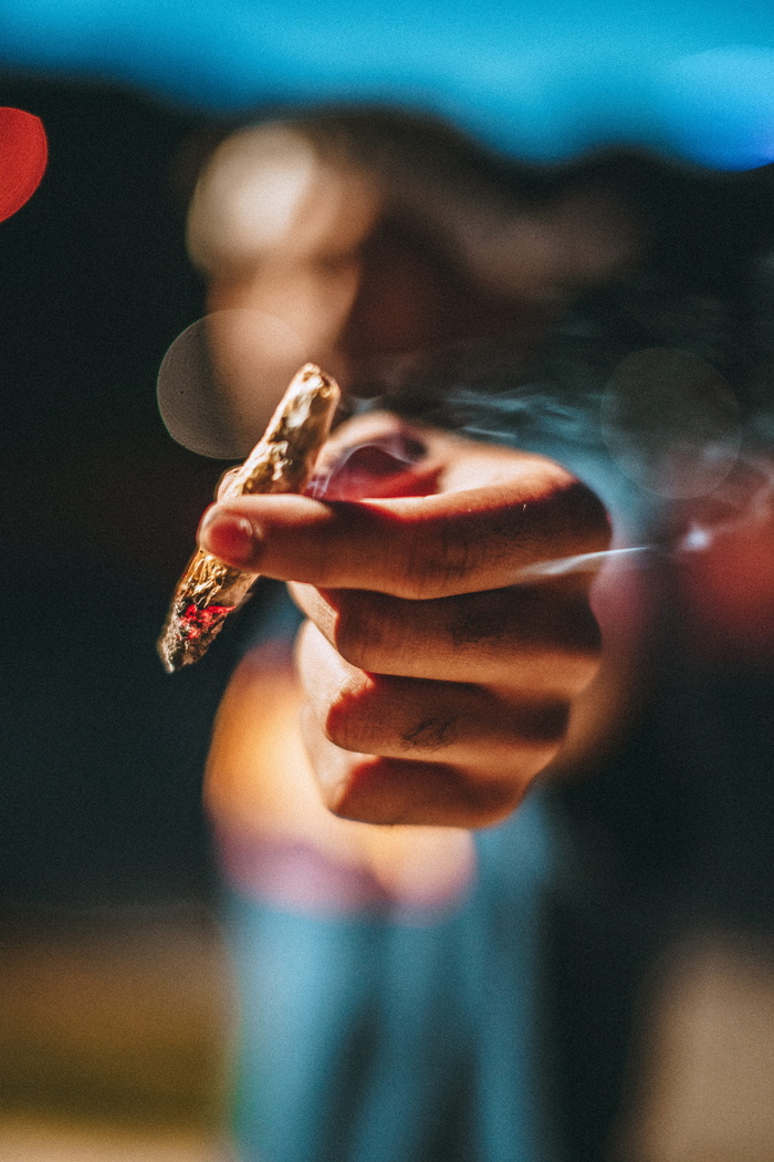 拿着发光的关节的人