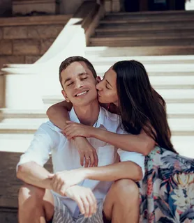 女人亲吻男人的照片