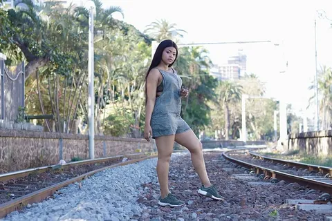 站在铁路之间的女人 站在铁路之间的女人